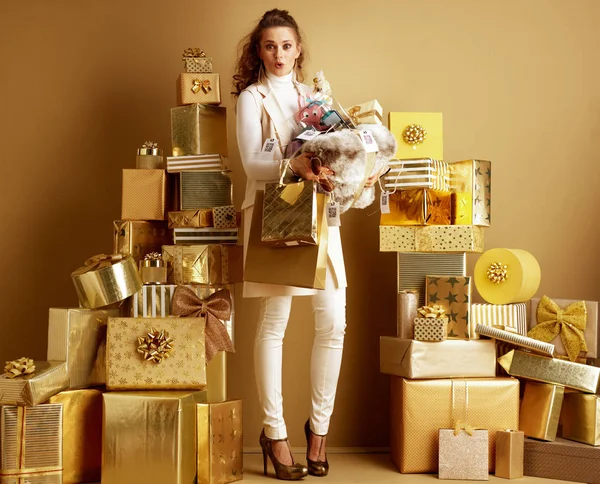 Mulher comprador segurando abundância de produtos recentemente comprados — Fotografia de Stock