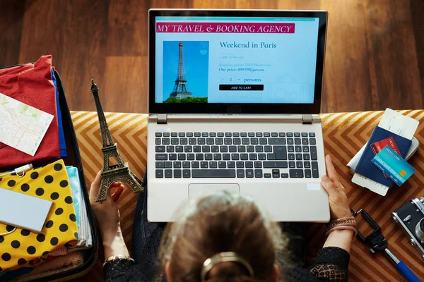 Chica con recuerdo de la torre Eiffel utilizando el sitio de reservas de viajes en línea — Foto de Stock