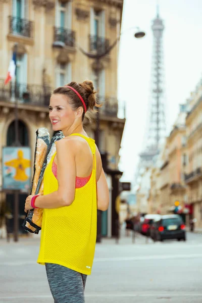 Žena nedaleko Eiffelovy věže s francouzskými bagety — Stock fotografie