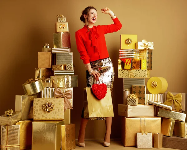 Fashion-monger com saco de compras e coração vermelho se divertindo — Fotografia de Stock