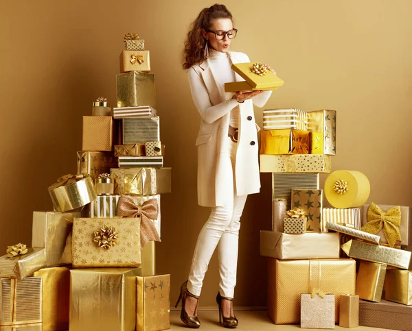 Felice elegante donna shopper apertura scatola regalo d'oro con fiocco — Foto Stock