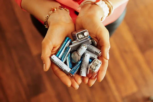 Close-ups van verschillende soorten batterijen in de hand van huisvrouw — Stockfoto