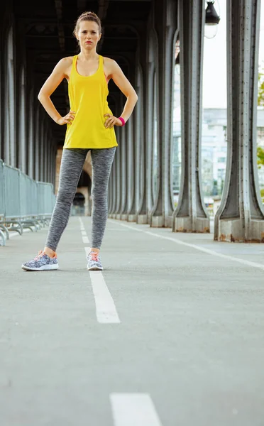 Mujer en Pont de Bir-Hakeim puente relajante después del entrenamiento — Foto de Stock