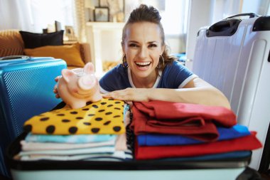 kumbara planlama bütçe turizm ile mutlu turist kadın