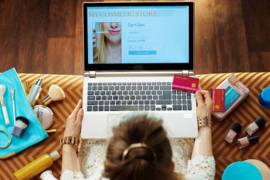 kredi kartı ile ev hanımı dizüstü bilgisayarda online kozmetik satın alma