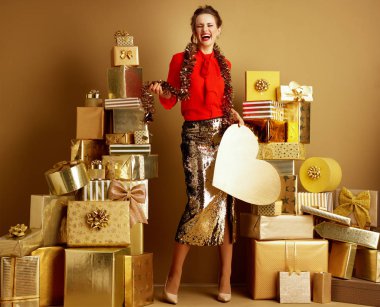 altın kalp ve tinsel ile mutlu trendy alışveriş kadın
