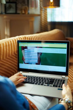 dizüstü bilgisayarda video öğrenme web sitesi kullanarak ev hanımı