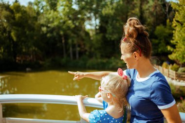 nehir yolculuğu yaparken kırsal keşfetmek anne ve çocuk