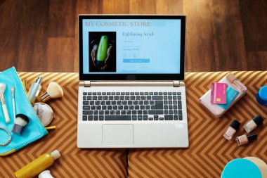 kozmetik online e-ticaret sitesi ile dizüstü bilgisayar