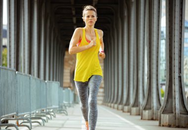 Paris'te Pont de Bir-Hakeim köprü üzerinde uygun kadın çalışan