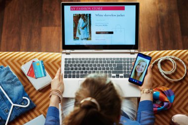 online alışveriş yaparken giysi sipariş ve sohbet eden kadın