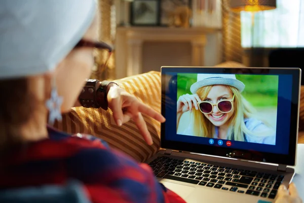 Moderno hipster utilizando el ordenador para videollamada en el ordenador portátil —  Fotos de Stock