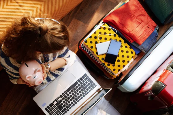 Young woman holding piggy bank planning budget summer trip — Stock Photo, Image