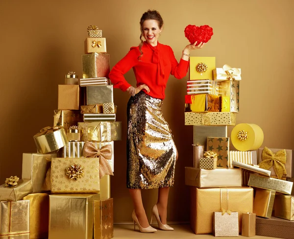 Sorridente moderno fashion-monger mostrando cuore rosso — Foto Stock