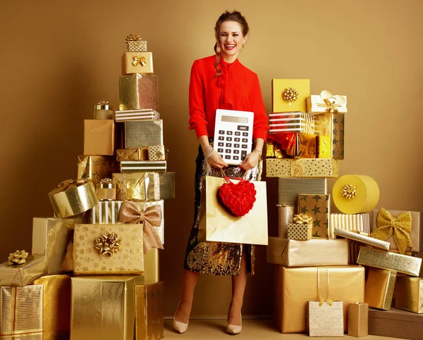 Mulher com saco de compras, coração vermelho e grande calculadora branca — Fotografia de Stock