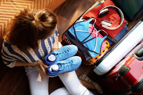 Woman packing fitness gear in travel suitcase — Stock Photo, Image