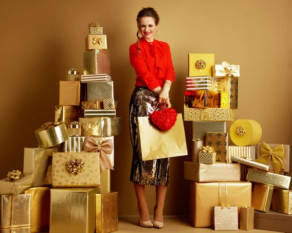 Sorrindo mulher comprador elegante com saco de compras e coração vermelho — Fotografia de Stock