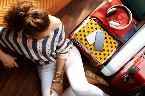 Ontspannen jonge vrouw in modern huis in zonnige zomerdag — Stockfoto