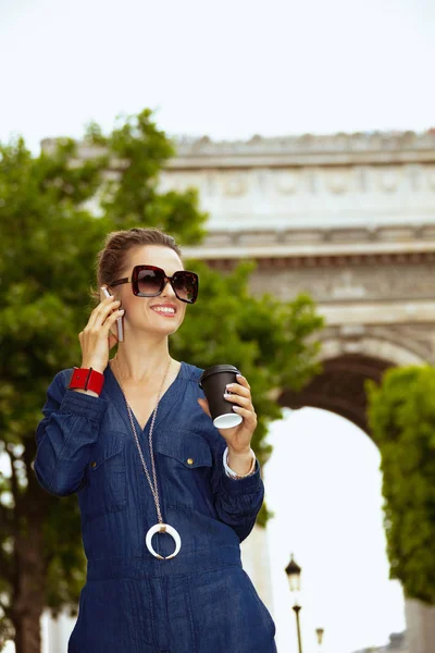 Smiling young fashion-monger with coffee cup in Paris, France — Stock Photo, Image