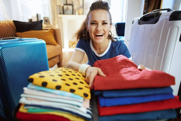 Sorrindo moderna viajante mulher se preparando para viajar — Fotografia de Stock