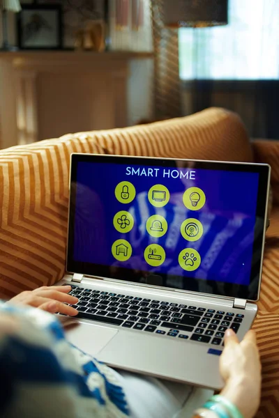 Frau nutzt Smart-Home-Software auf Laptop — Stockfoto