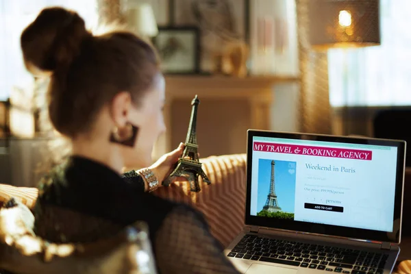Mujer con Torre Eiffel buscar hotel en el sitio web de reservas en línea — Foto de Stock