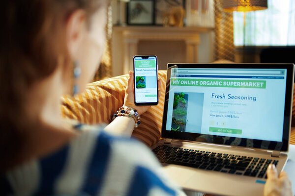 домохозяйка предпочитает пользоваться компьютером, чтобы купить еду в Интернете и иметь дело с другими людьми
