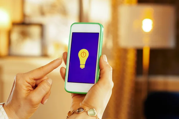 スマートホームアプリ制御ランプ付き携帯電話でクローズアップ — ストック写真