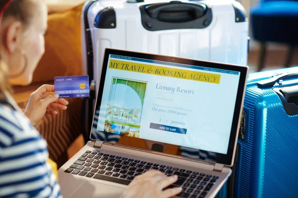 Žena s kreditní kartou platící za hotelový pokoj na webu rezervace — Stock fotografie