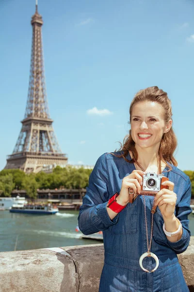 Mulher viajante com câmera foto retro olhando para a distância — Fotografia de Stock
