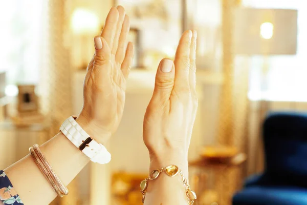 Крупним планом на плескання рук сучасної домогосподарки в будинку — стокове фото
