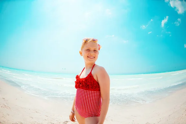 Porträt eines lächelnden modernen Mädchens im roten Badeanzug am Meer — Stockfoto