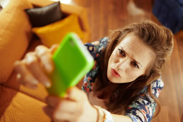 Betrokken fit vrouw het vangen van zwakke WiFi-signaal op de smartphone — Stockfoto