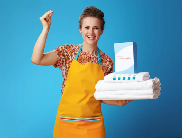Vrouw met wit linnen en poeder reinigingsmiddel met vingers clickin — Stockfoto