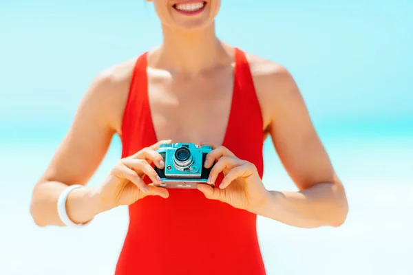 Nahaufnahme einer Frau beim Fotografieren mit Retro-Fotokamera am Strand — Stockfoto