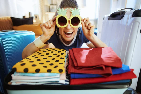 Joyeuse jeune femme touristique dans des lunettes de soleil ananas drôle — Photo