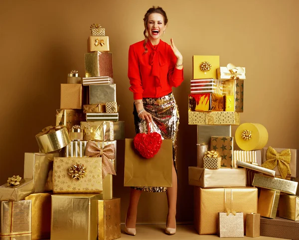 ショッピングバッグと赤い心を持つ興奮トレンディな女性 — ストック写真