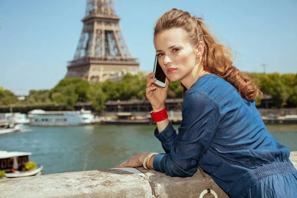 Путешественница женщина в Париже, Франция разговаривает на смартфоне — стоковое фото
