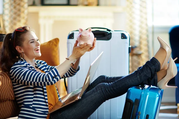 Mujer de moda feliz reserva de entradas y la celebración de alcancía — Foto de Stock