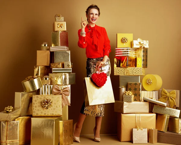 Lachende shopper vrouw met boodschappentas en rood hart kreeg idee — Stockfoto