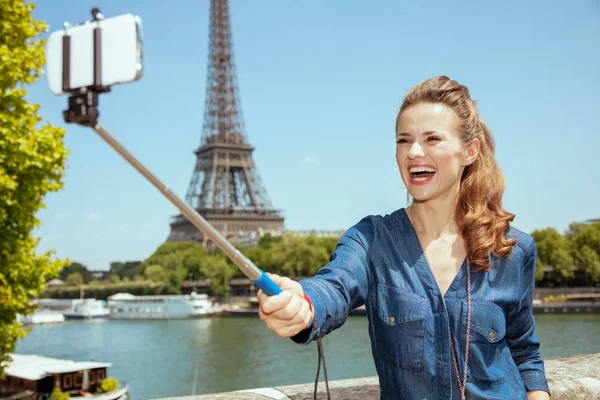 Sorridente solo turista donna prendendo selfie utilizzando selfie bastone — Foto Stock