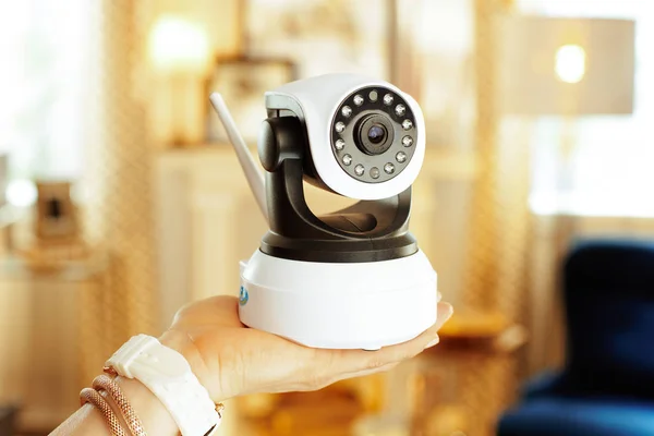 현대 여성의 손에 와이파이 보안 카메라에 클로즈업 — 스톡 사진