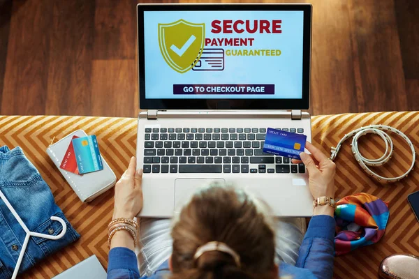 Woman with credit card buying secure on internet on laptop — Stock Photo, Image
