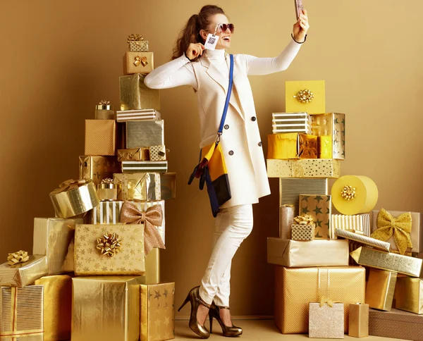 Mujer tomando selfie con teléfono mientras usa gafas de sol con pri — Foto de Stock