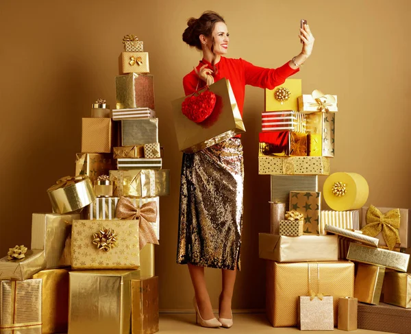 Shopper donna con shopping bag e cuore rosso scattare selfie con — Foto Stock