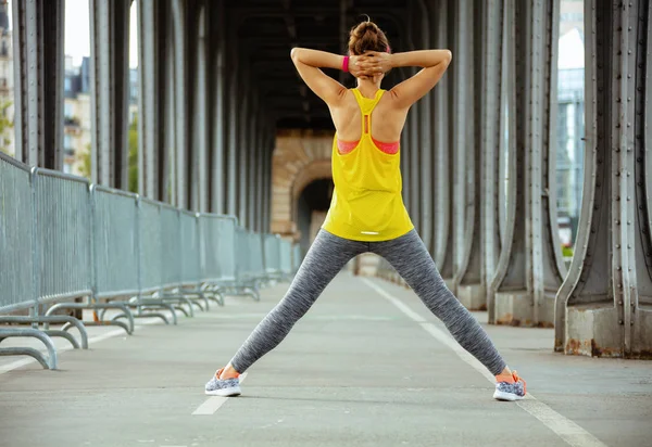 Femme active sur le pont de Bir-Hakeim à Paris étirement — Photo