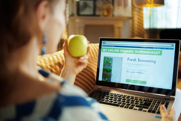 Femme au foyer avec magasin de pomme supermarché en ligne pour acheter épicerie — Photo