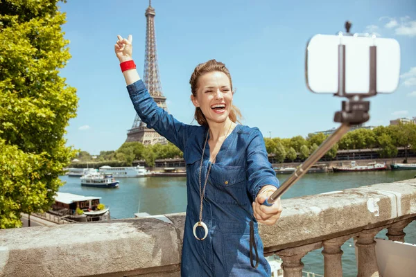 Gelukkige vrouw verheugt en het nemen van selfie met behulp van selfie stok — Stockfoto
