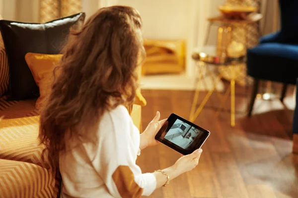 Fit γυναίκα βλέποντας βίντεο από την κάμερα ασφαλείας στο Tablet PC — Φωτογραφία Αρχείου