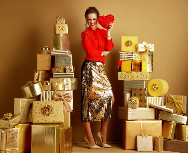 Mosolygós divatos bevásárló nő mutatja vörös szív — Stock Fotó
